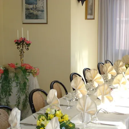 Hotel Ristorante Borgo La Tana 3*
