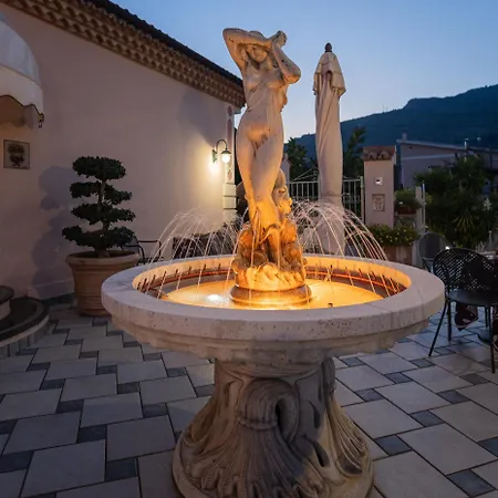 Hotel Ristorante Borgo La Tana 3*