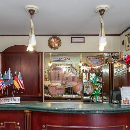 Hotel Ristorante Borgo La Tana 3*