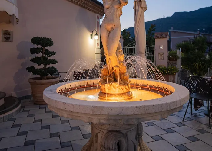 Hotel Ristorante Borgo La Tana 3*